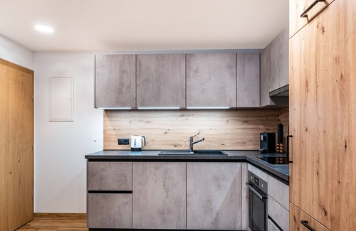 Lanersbach Apartment | Mountain View Apartment 'Appartement Alpenrose' with Wi-Fi