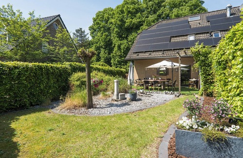 Elten Apartment | Idyllic Apartment "Auf dem Eltenberg" with Private Garden