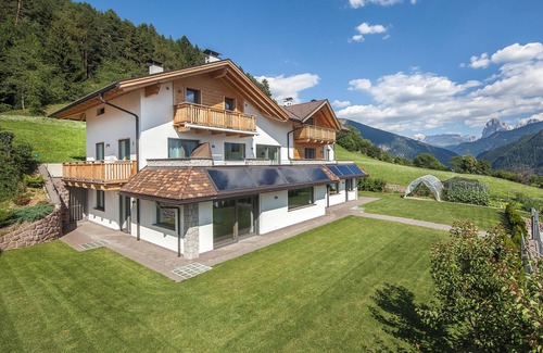Laion Apartment | Scenic Apartment Avea App 1 with Garden and Mountain Views