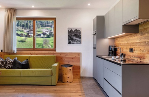 Villnoss Apartment | Holiday Apartment 'Baumannhof Apartment Ignis' with Mountain View, Shared Terrace and Wi-Fi