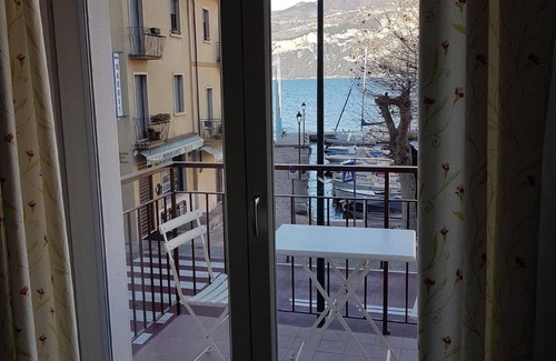 Porto Apartment | Cozy Holiday Apartment Brenzone for 1-2 Guests