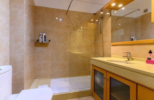 Carcavelos Apartment | Cozy Holiday Apartment in Carcavelos for Up to 6 Guests
