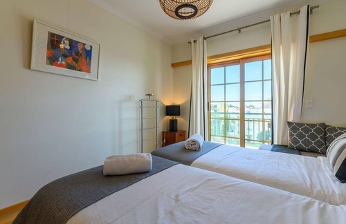 Carcavelos Apartment | Cozy Holiday Apartment in Carcavelos for Up to 6 Guests