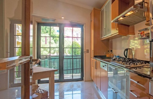 Lombos Apartment | Cozy Holiday Apartment in Carcavelos for Up to 6 Guests