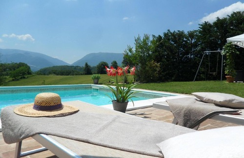 Cagli Apartment | Cozy Holiday Apartment in Cagli with Pool and Breakfast