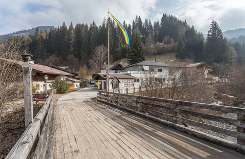 Auffach Apartment | Discover 'Dorfblick': Mountain Views & Shared Garden Haven