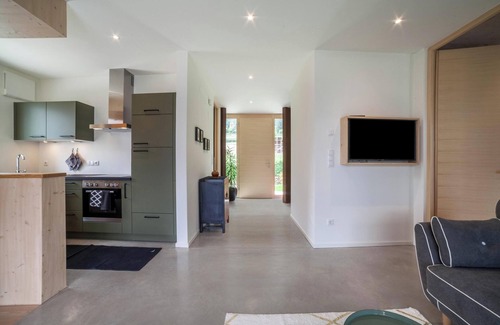 Cermes Apartment | Inviting Holiday Apartment "Das Runde" with Mountain View