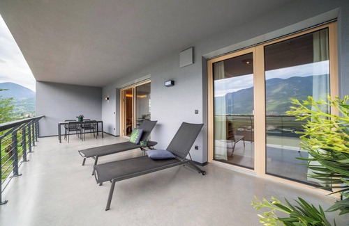 Cermes Apartment | Inviting Holiday Apartment "Das Runde" with Mountain View