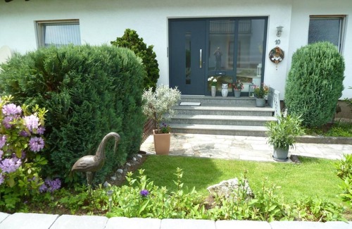 Daun Apartment | Cozy Holiday Apartment in Daun for 2 with Kitchen & Breakfast