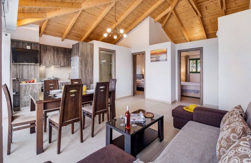 Tsoukaladhes Apartment | Sea View 'Deluxe King Suite 5' with Pool & Wi-Fi