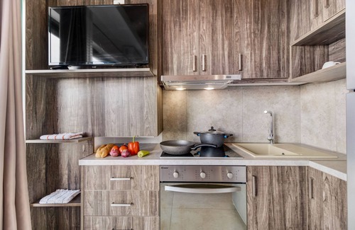Tsoukaladhes Apartment | Sea View 'Deluxe King Suite 5' with Pool & Wi-Fi