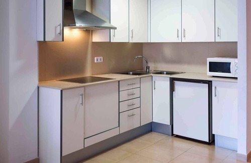 Pineda de Mar Apartment | Cozy Holiday Apartment with Balcony and Pool Retreat