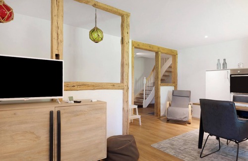 Oldenswort Apartment | Relax at Fewo 5: Private Terrace & Coastal Garden Oasis