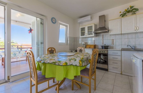 Klanfari Apartment | Oceanfront Holiday Apartment with Spa and Breakfast Included