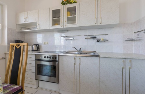 Klanfari Apartment | Seaside Escape: First Realms Holiday Apartment Awaits