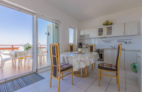 Klanfari Apartment | Seaside Escape: First Realms Holiday Apartment Awaits