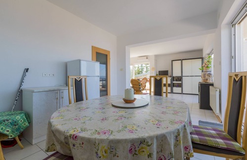 Klanfari Apartment | Seaside Escape: First Realms Holiday Apartment Awaits