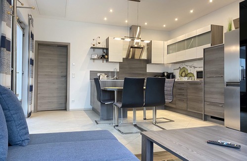 Wackersdorf Apartment | Relaxing Holiday Apartment "Hans" with Lake View & Pool