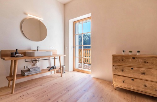 Petersberg Apartment | Mountain View Retreat: Apt Zirbe with Balcony & Spa