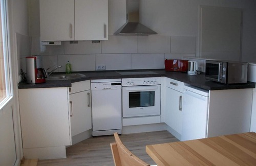 Seeholz Apartment | Cozy Holiday Apartment in Holzdorf with Kitchen & Breakfast
