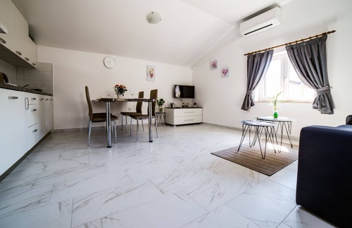 Golovik Apartment | Secluded Holiday Apartment with Spa and Family Amenities