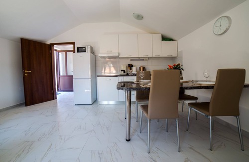 Golovik Apartment | Secluded Holiday Apartment with Spa and Family Amenities