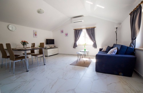Golovik Apartment | Secluded Holiday Apartment with Spa and Family Amenities