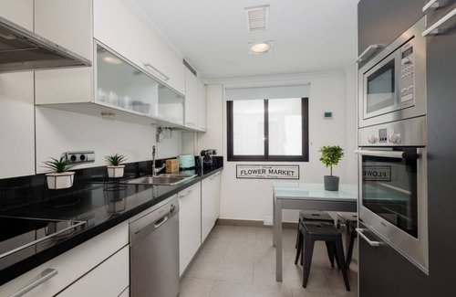 Poligono Alameda Apartment | Prime Location in Malaga: Steps from Historic Centre & Beach
