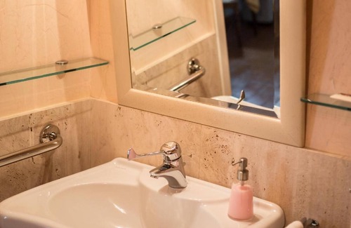 Arezzo Other | Cozy Farmhouse Retreat in Arezzo for Couples with Pool