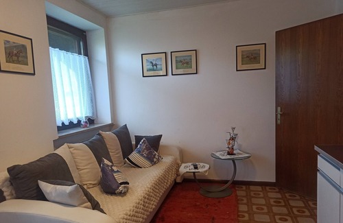 Lana Apartment | Beautiful Apartment 'Jörg' with Mountain View & Pool Access