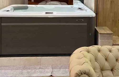 Chamalieres Apartment | Holiday Apartment "Loft Avec Jaccuzi Et Grand Ecran" with Balcony, Shared Terrace & Wi-Fi