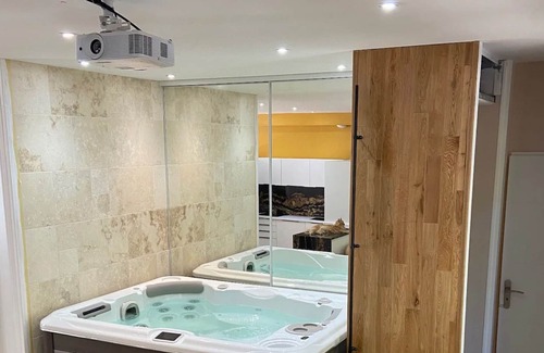 Chamalieres Apartment | Holiday Apartment "Loft Avec Jaccuzi Et Grand Ecran" with Balcony, Shared Terrace & Wi-Fi