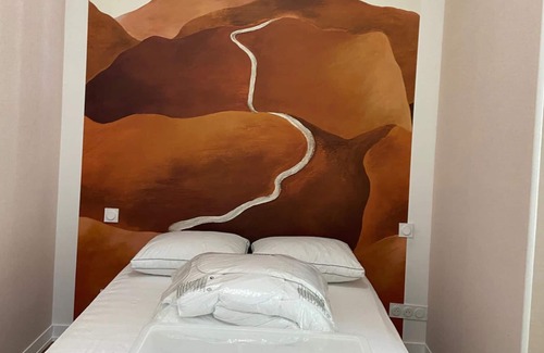 Chamalieres Apartment | Holiday Apartment "Loft Avec Jaccuzi Et Grand Ecran" with Balcony, Shared Terrace & Wi-Fi
