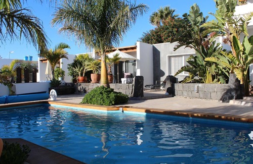 Las Brenas House | Modern Holiday Apartment Las Breñas: Pool & Breakfast Included