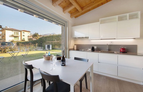 Iseo Apartment | Holiday Apartment "Little Mier Iseo" with Mountain View, Private Garden & Wi-Fi