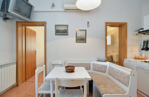 Pomer Apartment | Ideal Holiday Apartment in Ližnjan with Pool & Kitchen