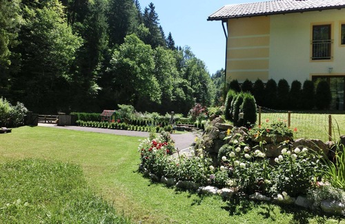 Loich House | Cozy Holiday Apartment Loich for 2-4 with Kitchen & Breakfast