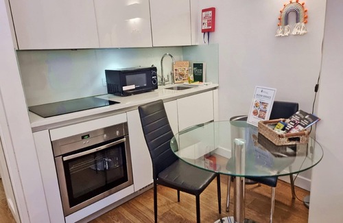 Bishopsgate Apartment | Cozy London Holiday Apartment for 1-2 Guests with Kitchen