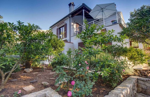 Artatore Apartment | Cozy Beachside Apartment with Spa and Breakfast Included