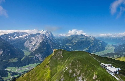 Meiringen Apartment | Cozy Holiday Apartment in Meiringen with Pool & Kitchen