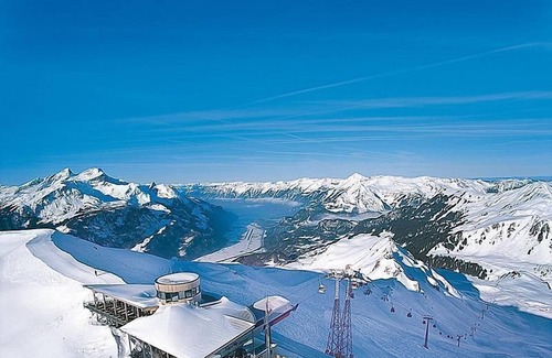 Meiringen Apartment | Cozy Holiday Apartment in Meiringen with Pool & Kitchen