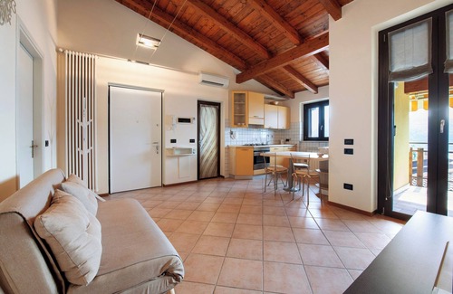 Marone Apartment | Holiday apartment ‘Miralago Marone’ with lake view, private balcony and Wi-Fi