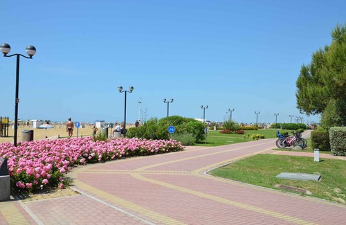 Bibione Lido dei Pini Apartment | Beachside Holiday Apartment with Pet-Friendly Amenities