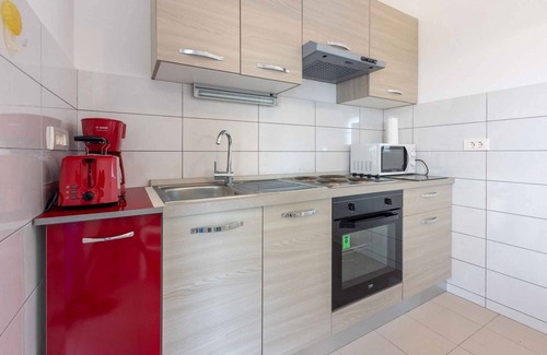 Klanfari Apartment | Seaside Retreat: Pet-Friendly Apartment with Ocean Views