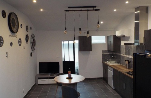 Avignon Apartment | Cozy Holiday Apartment Montfavet with Pool & Breakfast