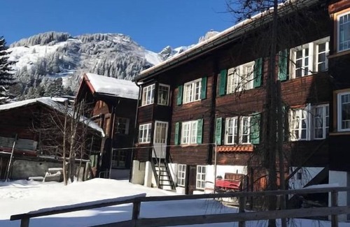 Murren Ski Chalet | Cozy Holiday Apartment in Mürren for 4 Guests