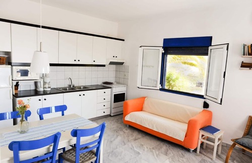 Myrtos Apartment | Cozy Myrtos Apartment for 4 with Kitchen & Pet-Friendly Amenities