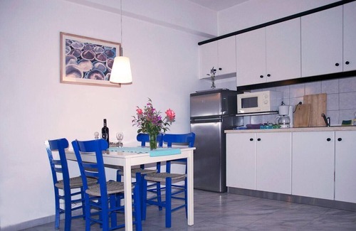 Myrtos Apartment | Cozy Myrtos Apartment for 4 with Kitchen & Pet-Friendly Amenities