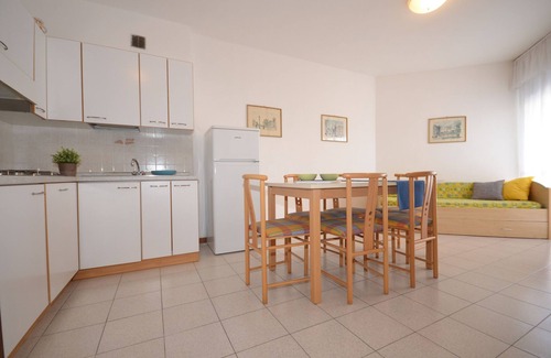 Lignano Sabbiadoro Apartment | Oceanfront Holiday Apartment with Air Conditioning & Pool