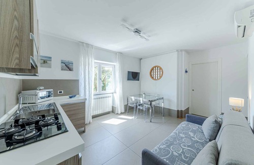 Pozzuoli Apartment | Seaside Retreat: Family-Friendly Apartment with Spa Access